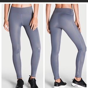 Victoria sport leggings with zipper at leg.